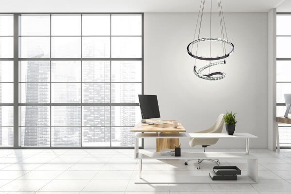salon z lampą kryształową