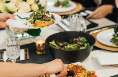 udekorowany stół i wspólny posiłek